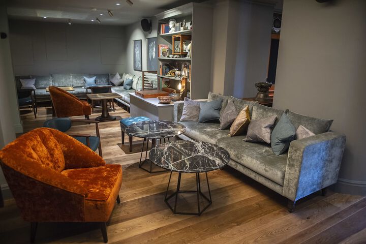 Lounge 48 of 65