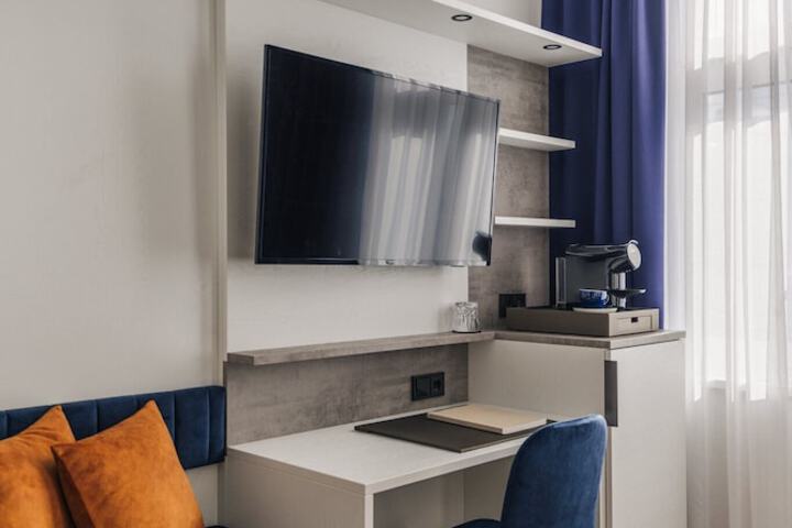 Room 8 of 123