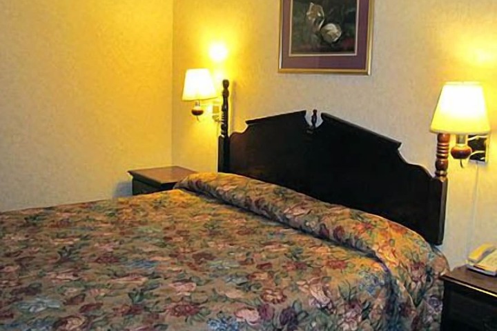 Room 4 of 8