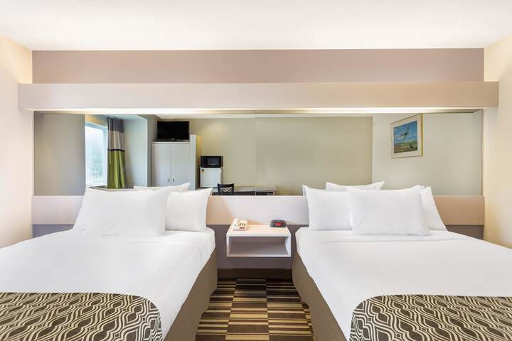 1 Queen Bed (4 of 18)