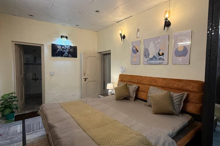 Room 11 of 35