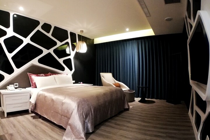 Room 2 of 37