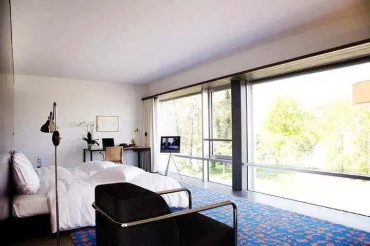 Room 2 of 10