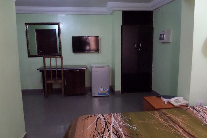 Room 5 of 33