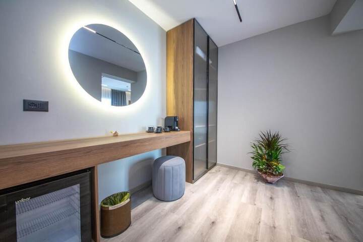 Room 10 of 93