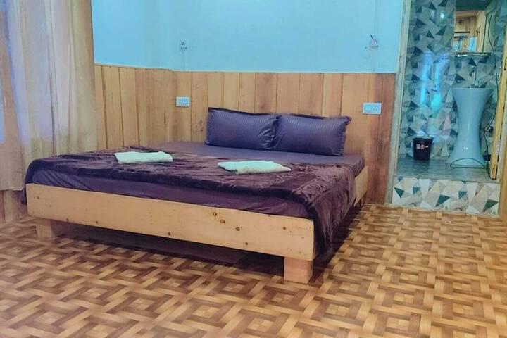 Room 3 of 37