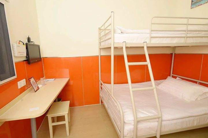 Room 7 of 8