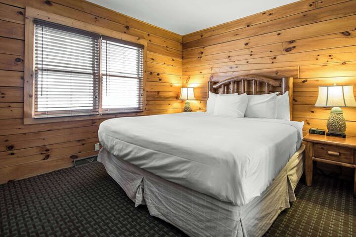 2 Bedroom 1 King 1 Queen 2 Bath Cottage (10 of 14)
