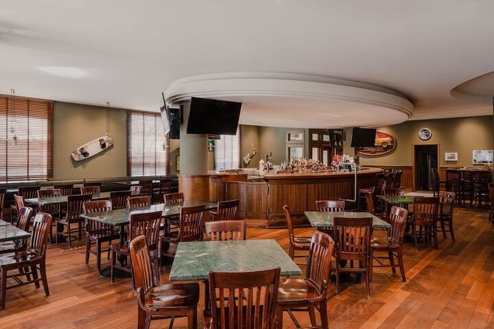 Lounge 80 of 113