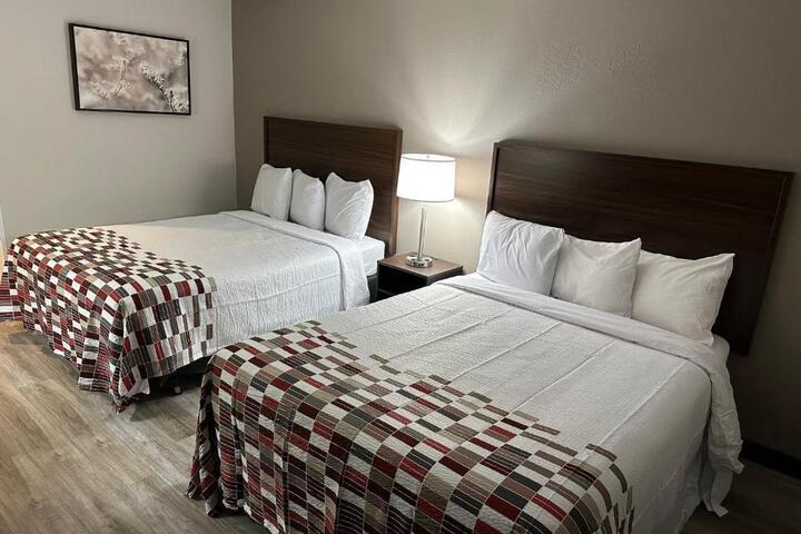 2 Queen Beds (7 of 9)
