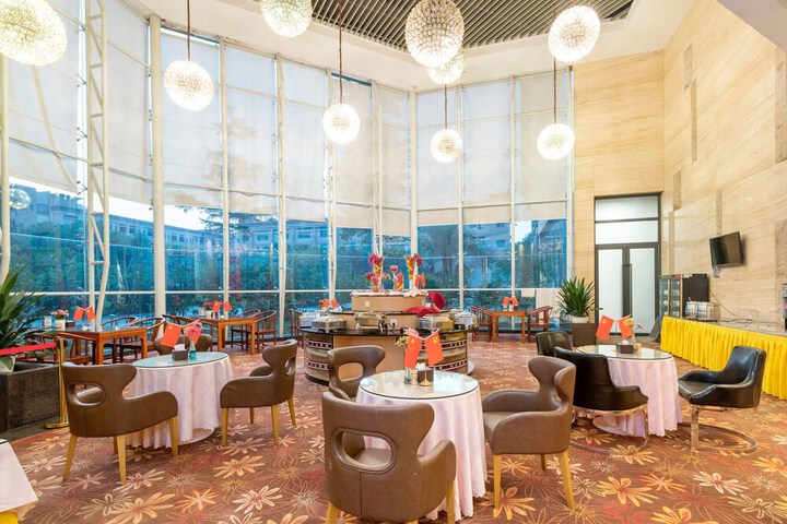 Dining 16 of 19