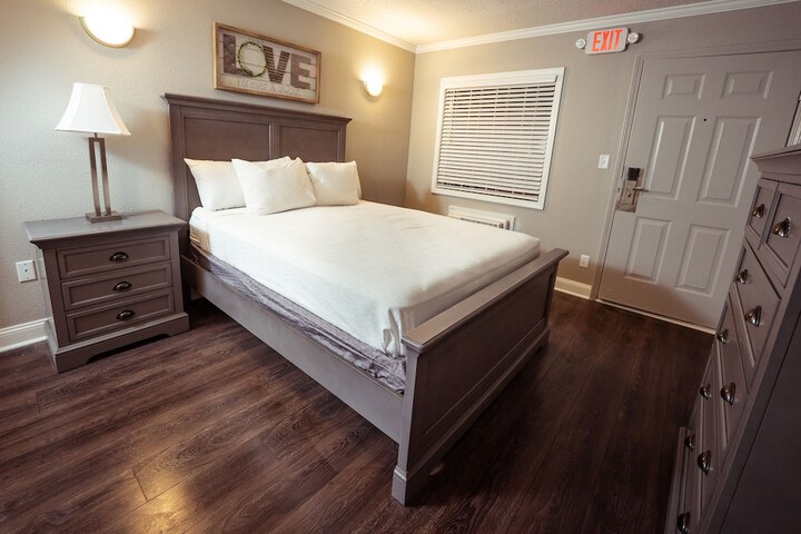 Room 11 of 83