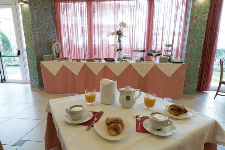 Breakfast/Coffee Service 34 of 45