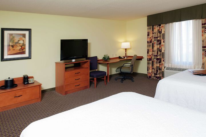 2 Queen Beds (7 of 9)