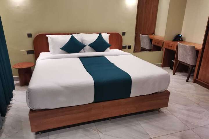 Room 4 of 9