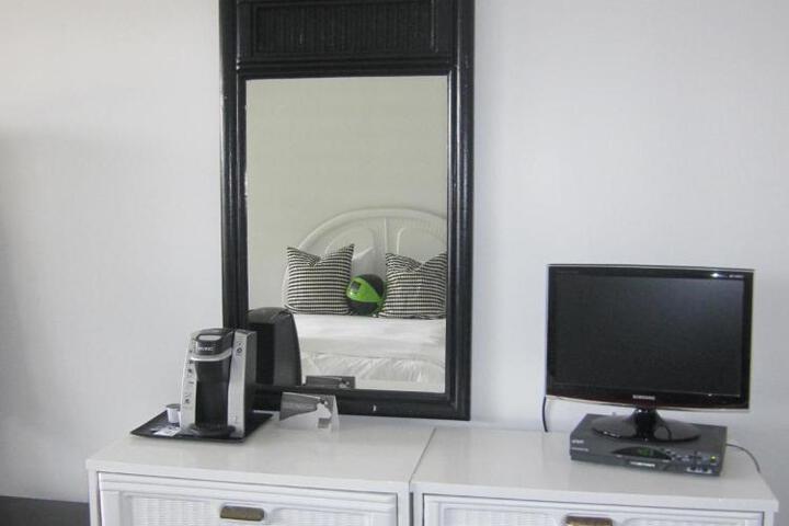 1 King Bed (2 of 7)