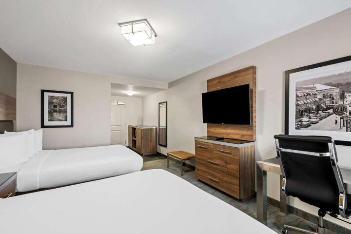 2 Queen Beds (22 of 27)
