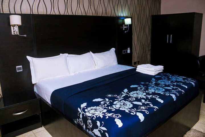 Room 13 of 27