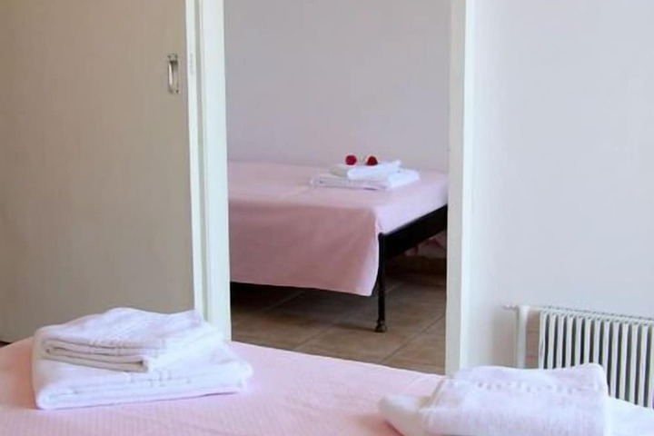 Room 10 of 33