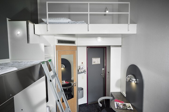 Room 6 of 14