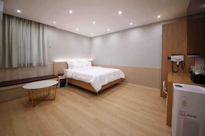 Room 17 of 53