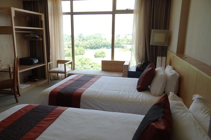 Room 8 of 40