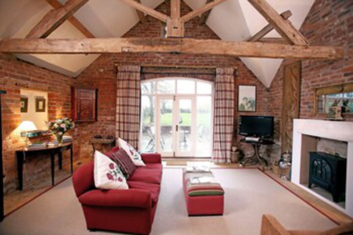 Beautifully converted 19th century coach house with stunning ground floor accommodation