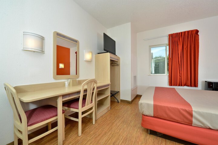 1 Queen Bed (6 of 6)