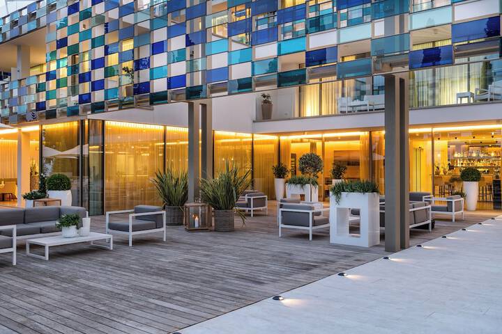 Lobby lounge