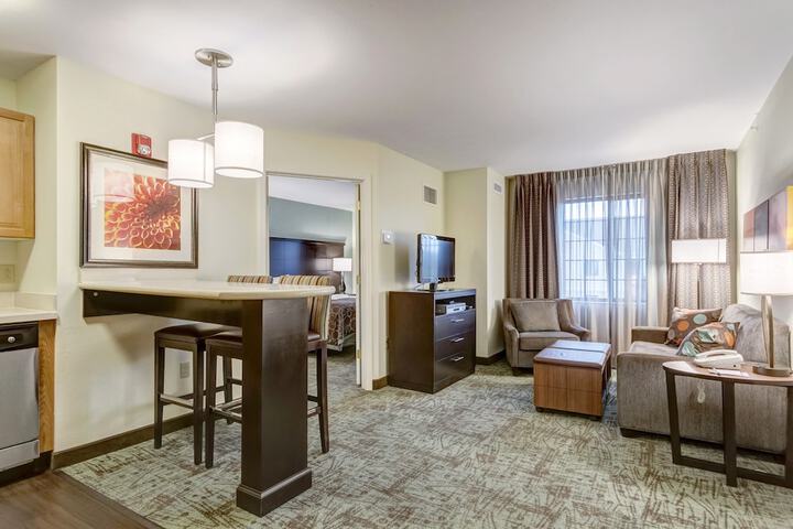 1 Queen 1 Bedroom Suite Comm Mobility Accessible (30 of 39)