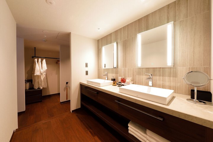 Room 12 of 76