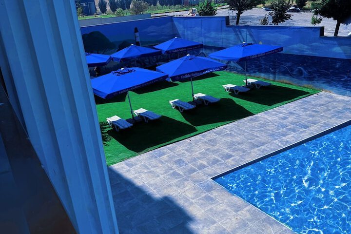 Pool 24 of 33
