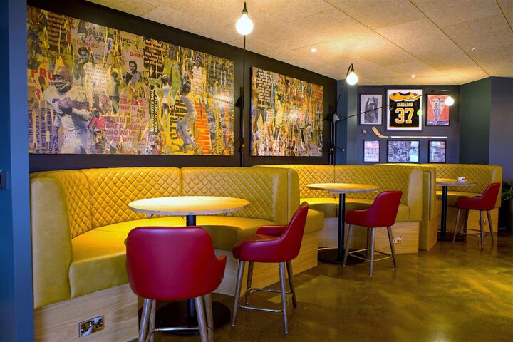 Lounge 118 of 124