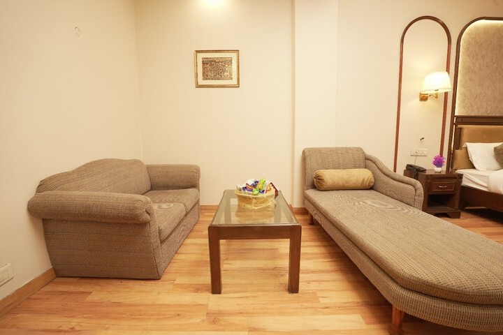 Room 27 of 38
