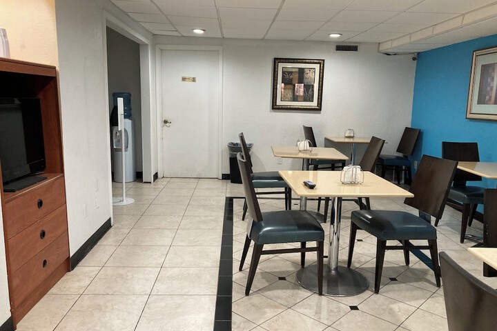 Dining 9 of 10