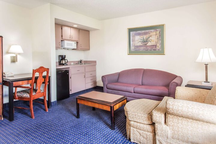 1 King Bed Suite (7 of 8)