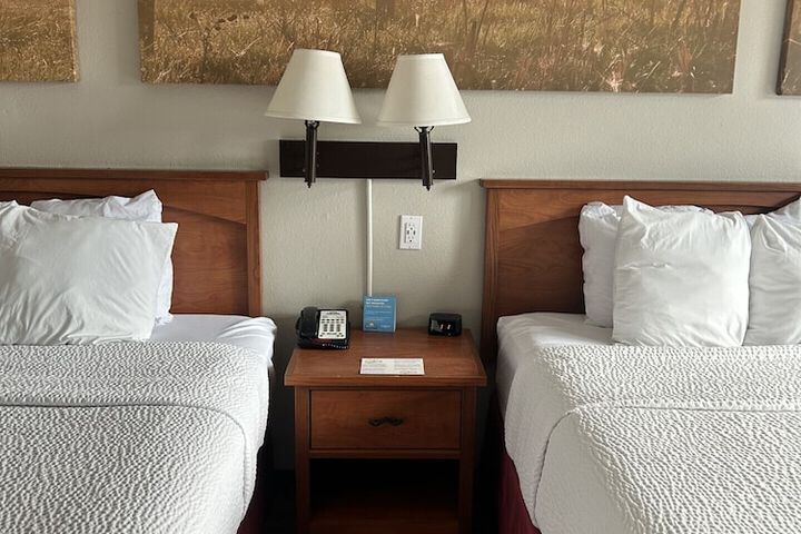 1 Queen Bed (5 of 21)