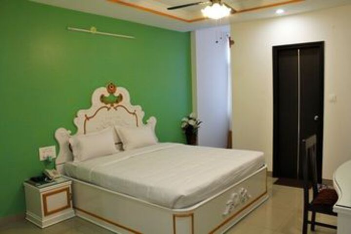 Room 27 of 66