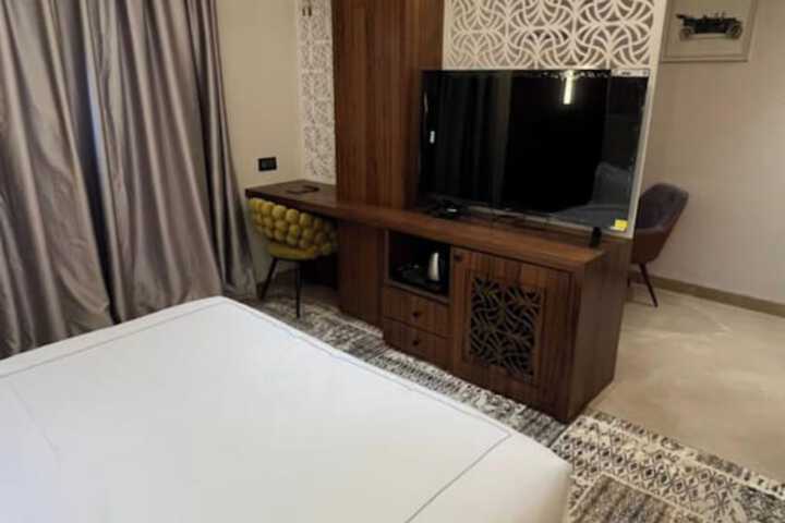 Room 5 of 25