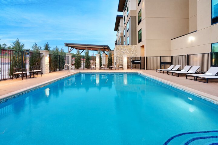 Swimming pool at Fairfield Inn & Suites by Marriott Show Low