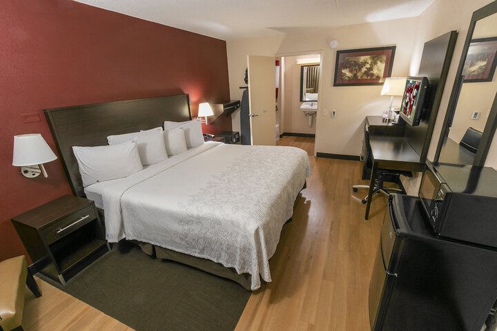 1 King Bed (4 of 19)
