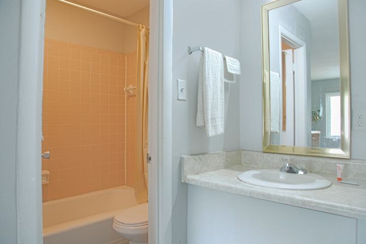 1 Queen Bed (3 of 10)