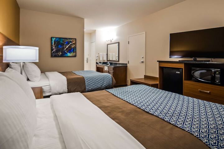 2 Queen Beds Microwave and Refrigerator WiFi Full Breakfast (18 of 19)
