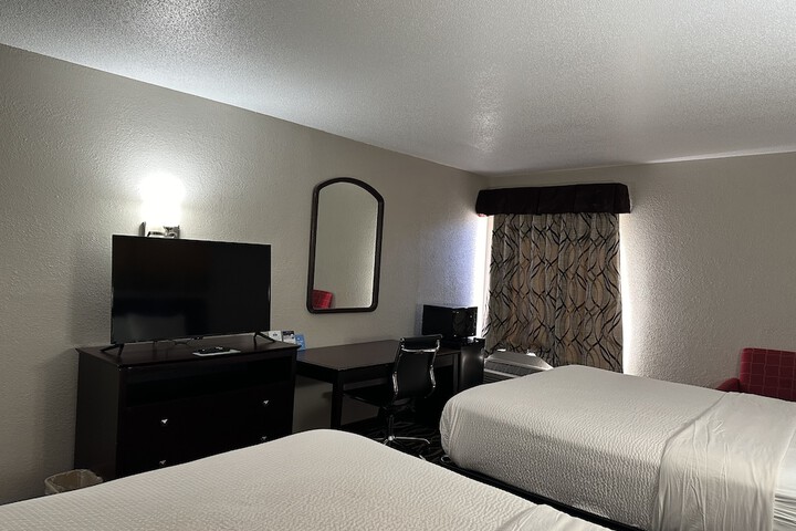2 Queen Beds (3 of 4)