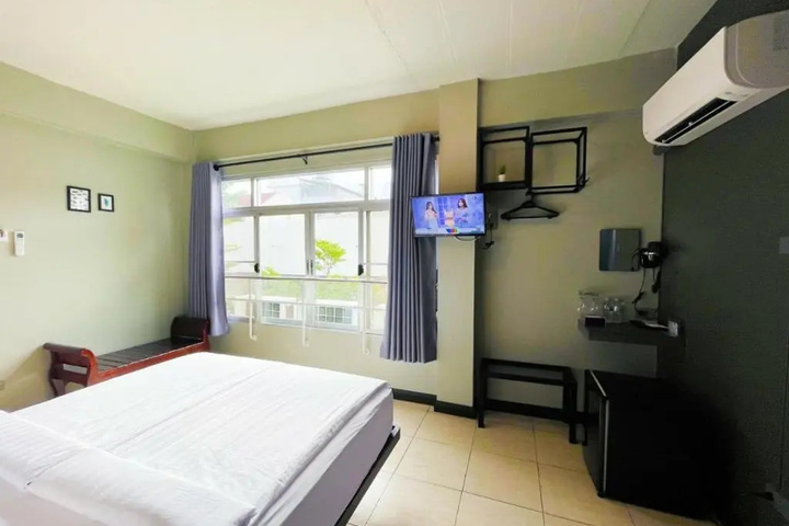 Room 5 of 18