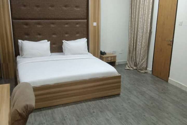 Room 4 of 14