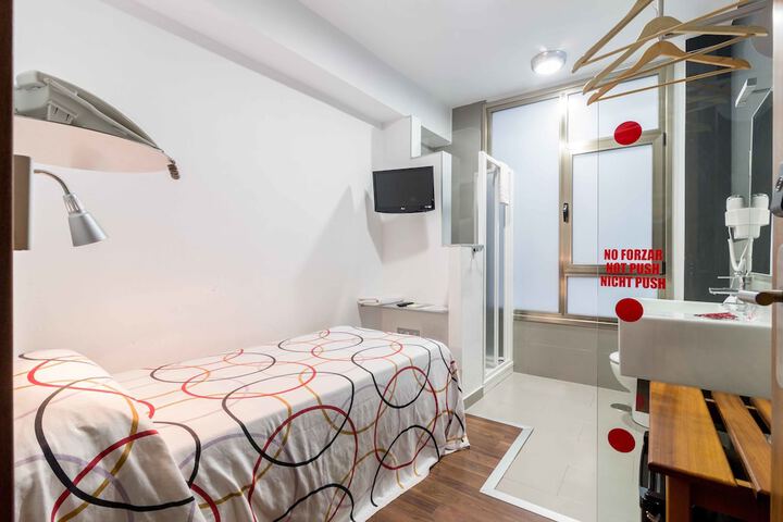 Room 11 of 34