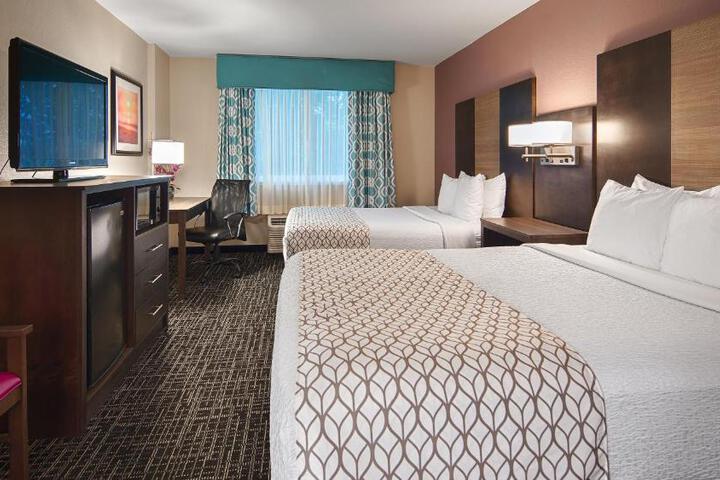 1 Queen Bed Mobility Accessible Communication Assistance Bathtub Full Breakfast (2 of 7)