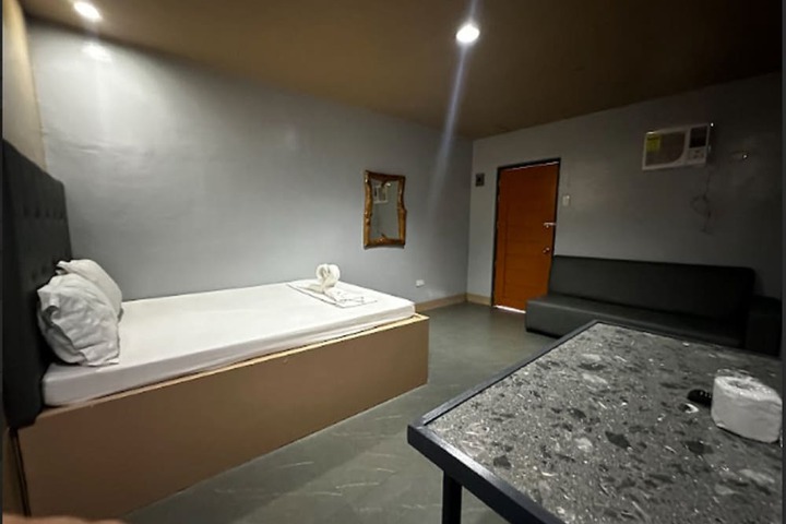 Room 10 of 40