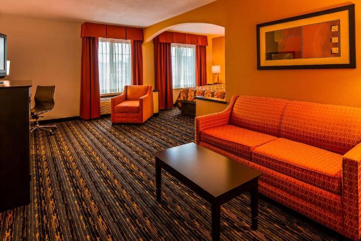 1 King Bed High Speed Internet Accessible Microwave and Refrigerator Work Desk Full Breakfast (12 of 14)
